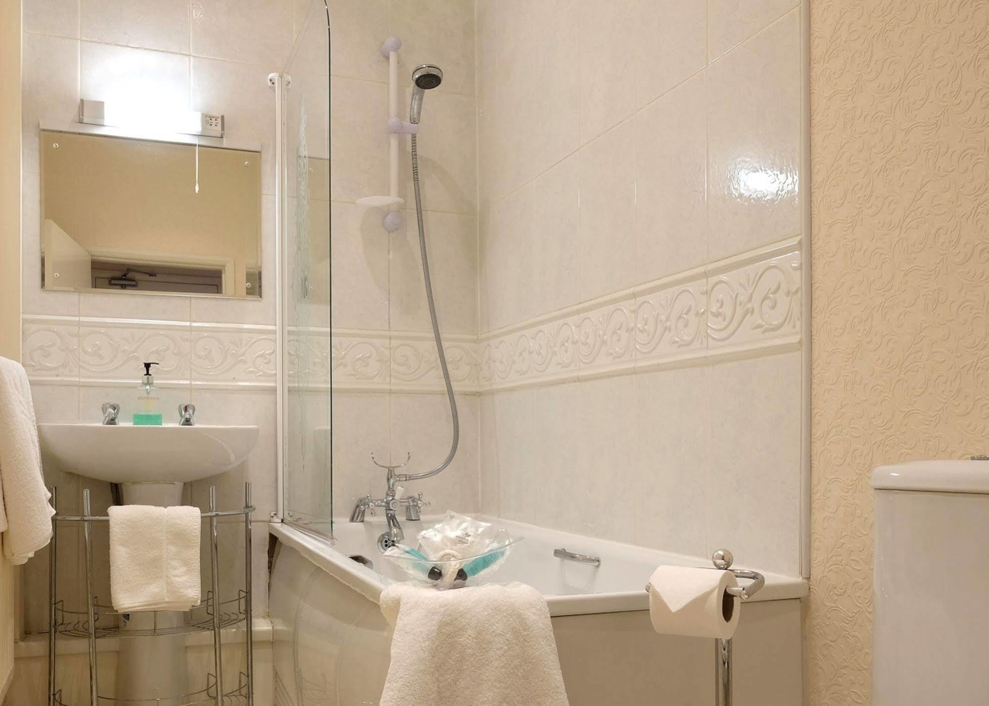 Gaskell Arms Hotel Мъч Уенлок Екстериор снимка