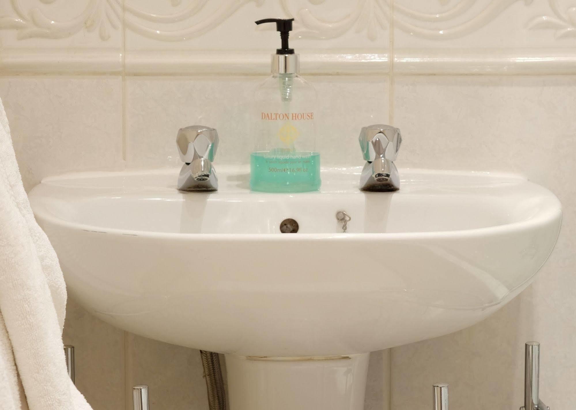 Gaskell Arms Hotel Мъч Уенлок Екстериор снимка