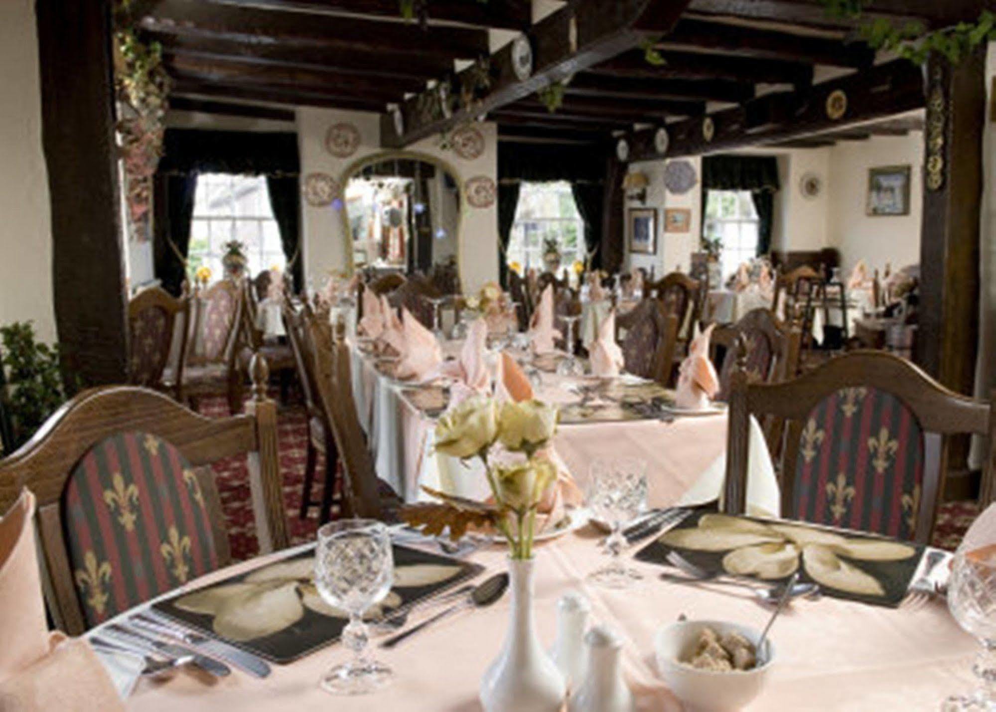Gaskell Arms Hotel Мъч Уенлок Екстериор снимка